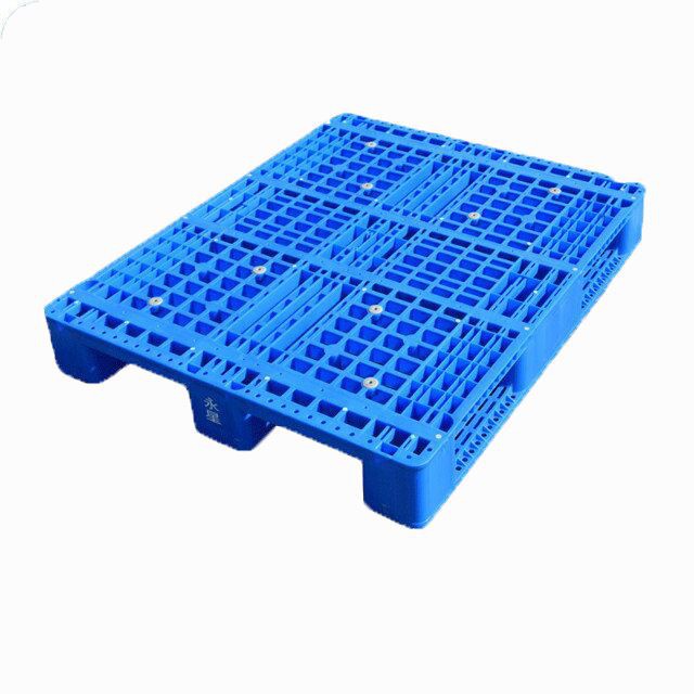 plastic pallet with 3 runners