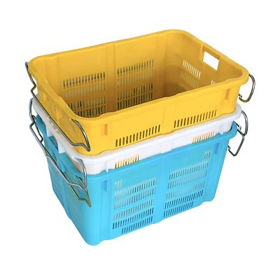 Shoppingkurver i plastbutikk med metallhåndtak